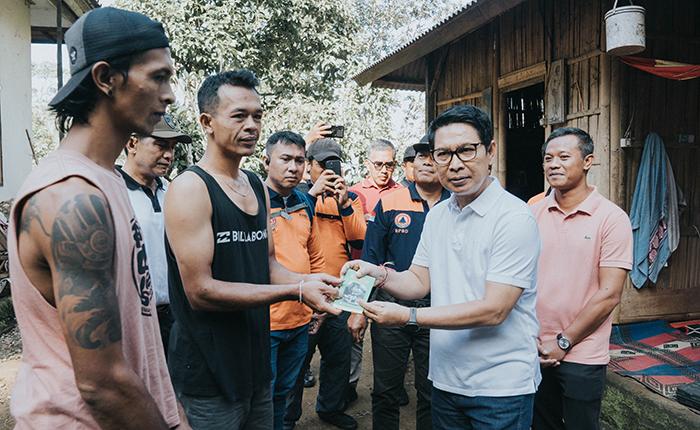 Bupati-Adi-Arnawa-saat-mengunjungi-warga-yang-tertimpa-bencana-tanah-longsor.jpg