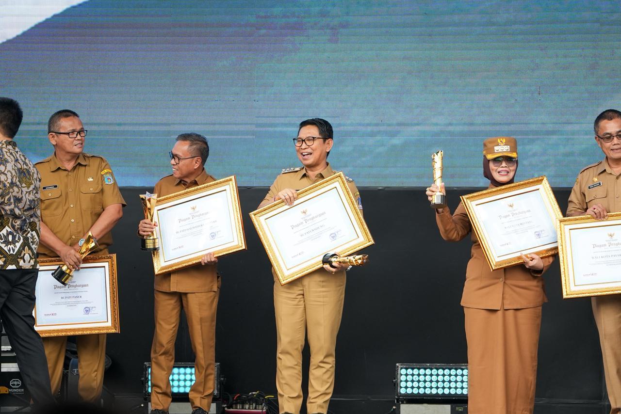 Bupati-Badung-Bali-Terima-Penghargaan-Upakarya-Wanua-Nugraha-Tahun-2025-Motivasi-Bagi.jpg