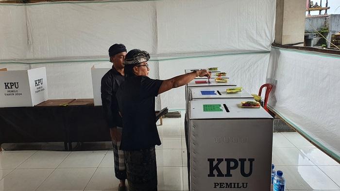 Bupati-Badung-I-Nyoman-Giri-Prasta-saat-melakukan-Hak-pilihnya-di-TPS.jpg