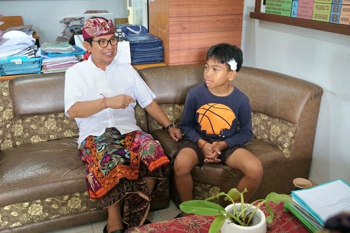 Bupati-Badung-I-Wayan-Adi-Arnawa-saat-menemui-siswa-SD-1-Angantaka-336.jpg