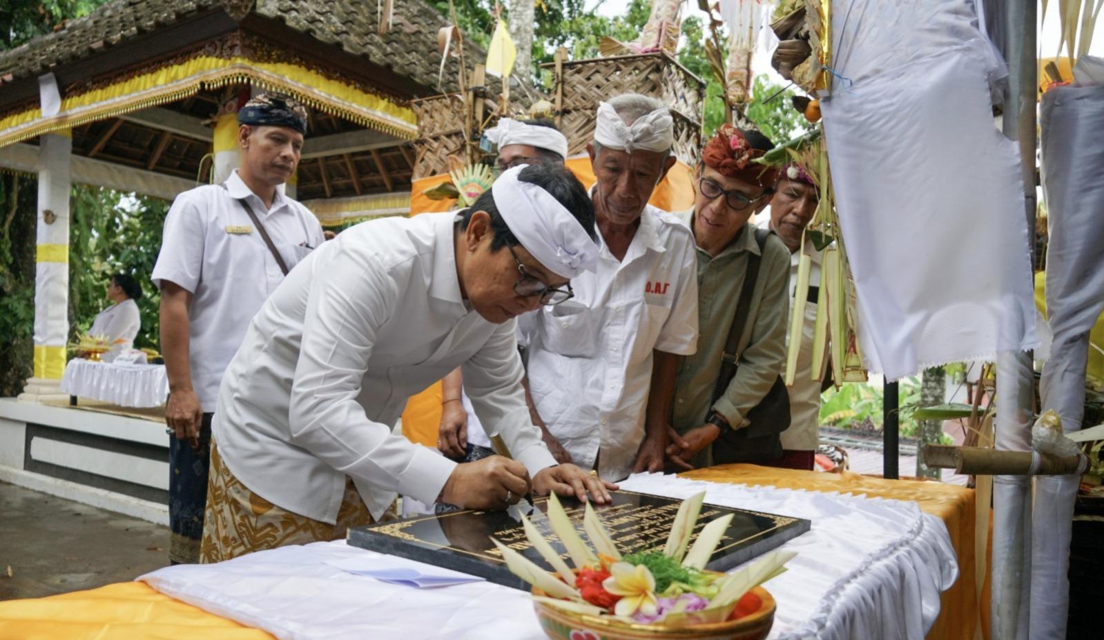 Bupati-Badung-Nodya-Karya-Ngenteg-Linggih-di-Pura-Ulun-Empelan-Subak-Aban-Bali.jpg