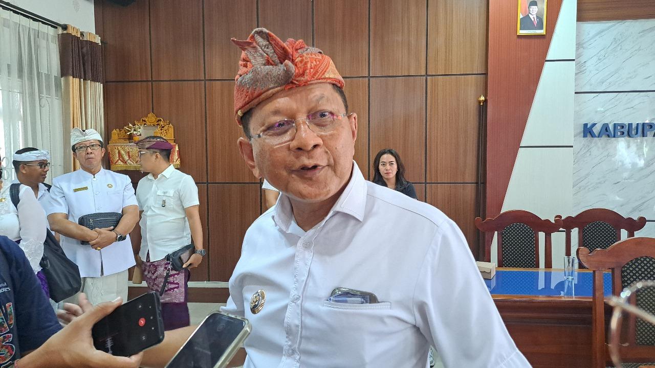 Bupati-Buleleng-I-Nyoman-Sutjidra-saat-memberi-keterangan-mengenai-restrukturisasi-OPD.jpg