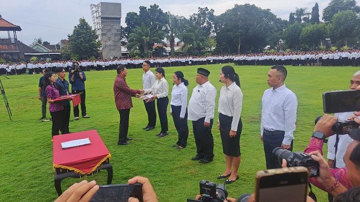 Bupati-Buleleng-I-Nyoman-Sutjidra-secara-simbolis-menyerahkan-SK-PPPK.jpg