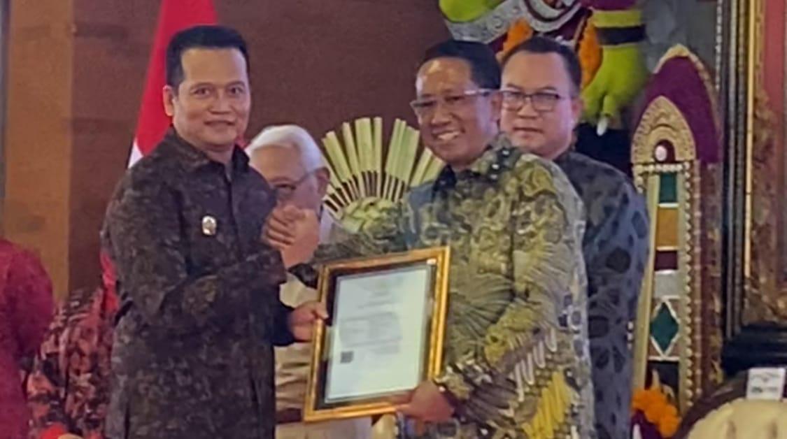 Bupati-Jembrana-I-Made-Kembang-Hartawan-menerima-sertifikat-kekayaan-intelektual.jpg