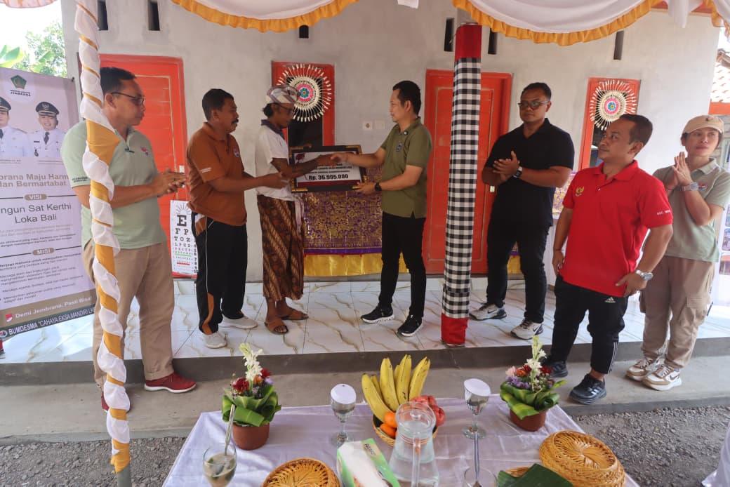 Bupati-Jembrana-I-Made-Kembang-Hartawan-menyerahkan-bantuan-bedah-rumah.jpg