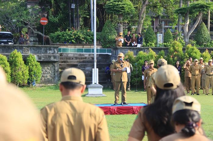Bupati-Jembrana-I-Nengah-Tamba-saat-memberikan-keterangan-kenaikan-gaji.jpg