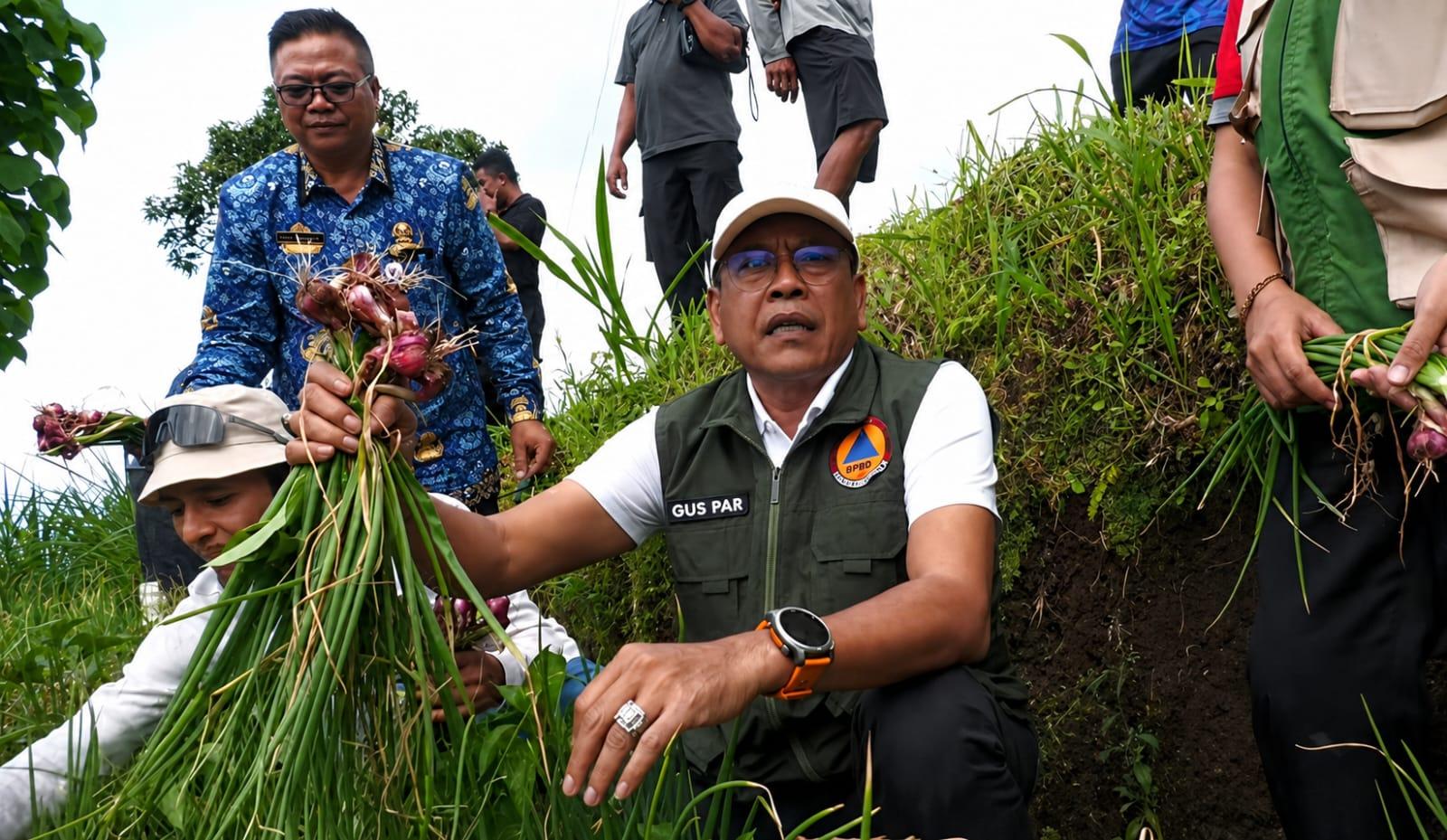 Bupati-Karangasem-Gusti-Putu-Parwata-meninjau-proses-penyedotan-air.jpg