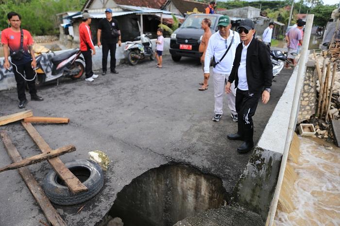 Bupati-Klungkung-I-Made-Satria-saat-meninjau-dampak-bencana-di-Nusa-Penida.jpg