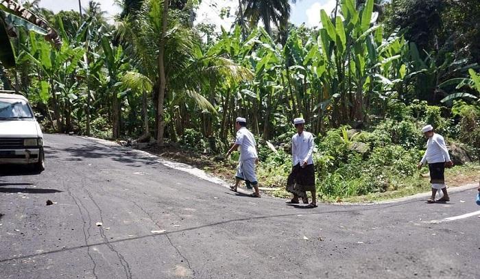 Bupati-Klungkung-I-Nyoman-Suwirta-ketika-melakukan-pengecekan-ke-proyek-pengaspalan-Jalan.jpg