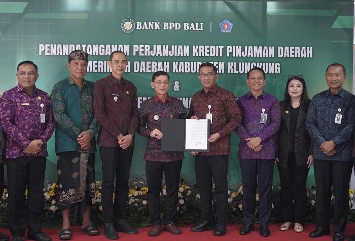 Bupati-Klungkung-Made-Satria-dan-jajarannya-saat-menandatangani-perjanjian-kredit.jpg