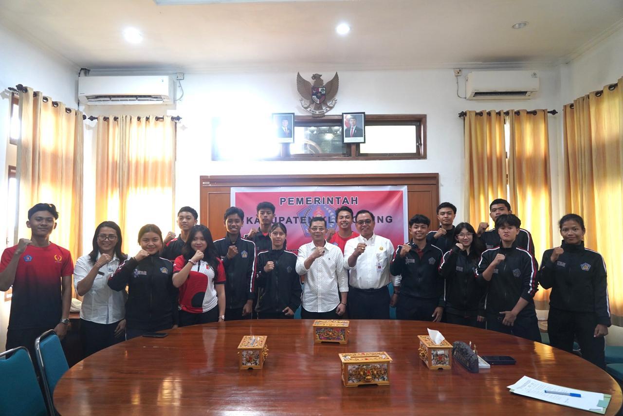 Bupati-Klungkung-Made-Satria-melepas-atlet.jpg