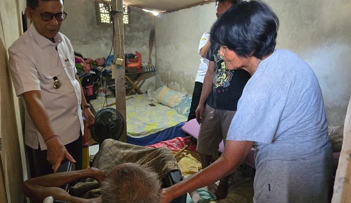 Bupati-Klungkung-Made-Satria-saat-memberikan-bantuan-kursi-roda-ke-warga.jpg