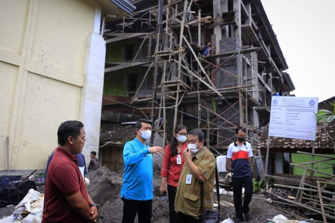 Bupati-Klungkung-saat-meninjau-pembangunan-dua-gedung-rawat-inap-di-RSUD-Klungkung.jpg
