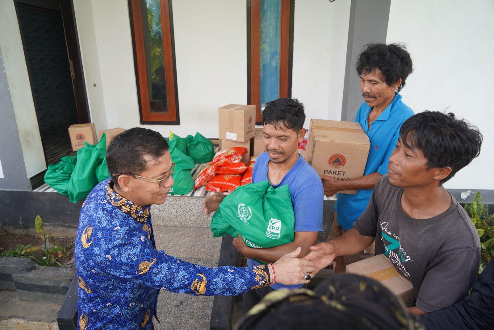 Bupati Satria Salurkan Bantuan Sembako ke Warga Terdampak Angin Puting Beliung di Nusa Penida Bali