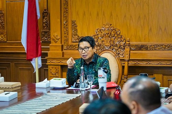 Bupati-Wayan-Adi-Arnawa-saat-memimpin-rapat-evaluasi-implementasi-program-Mantap-Nak.jpg