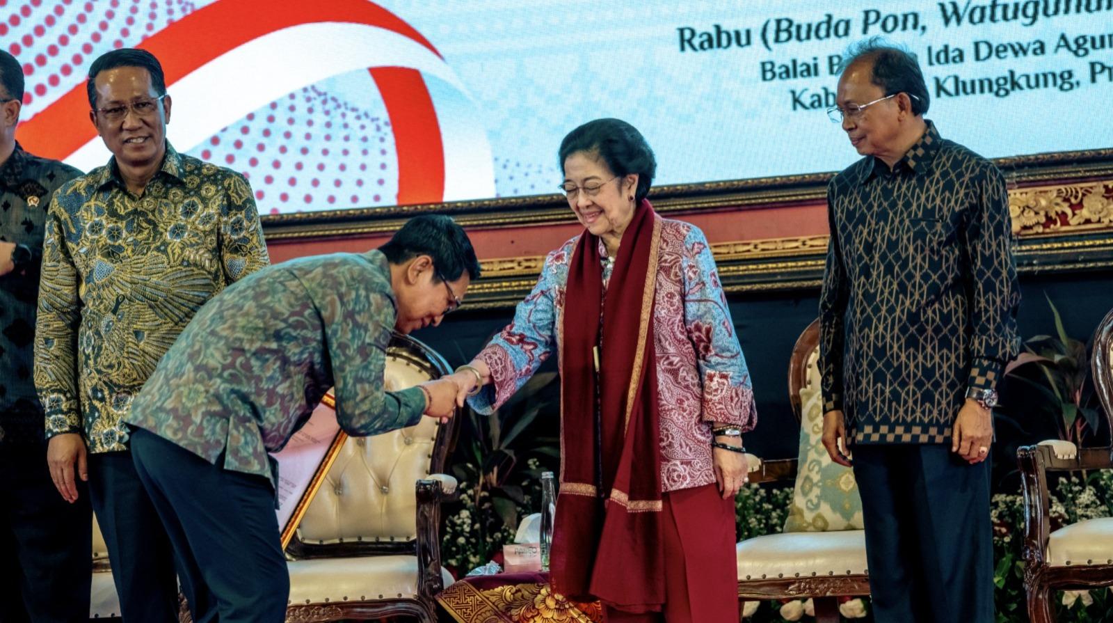 Bupati-Wayan-Adi-Arnawa-saat-menghadiri-dan-menerima-Sertifikat-HKI-di-Kabupaten-Klungkung.jpg
