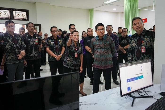 Bupati-Wayan-Adi-Arnawa-saat-meninjau-kesiapan-operasional-RSUD-Giri-Asih-di-Desa-Blahkiuh.jpg