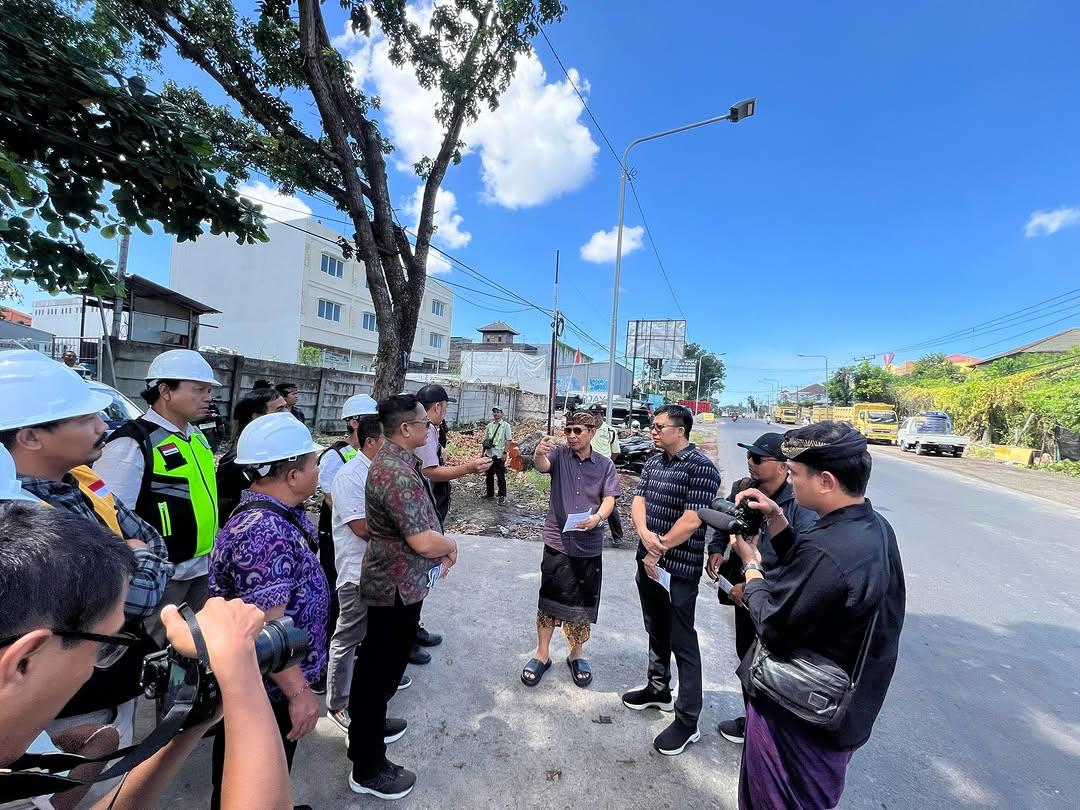 Bupati-Wayan-Adi-Arnawa-saat-meninjau-ruas-jalan-di-wilayah-Kabupaten-Badungswvgder.jpg