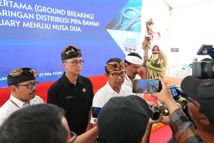 Bupati-Wayan-Adi-Arnawa-saat-saat-menyampaikan-masalah-penyaluran-air-bersih.jpg