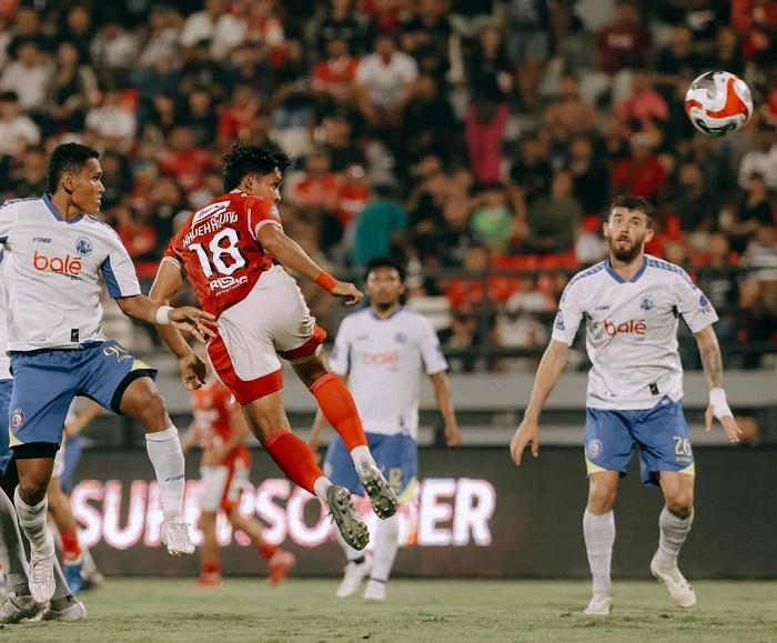 CETAK-GOL-Aksi-gelandang-Bali-United-Kadek-Agung-saat-menyundul-bola.jpg