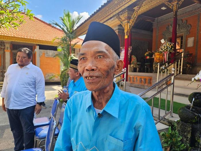 Calon-jemaah-haji-asal-Karangasem-Ahmad-Nung-saat-ditemui-di-kediaman-tokoh-masyarakat.jpg