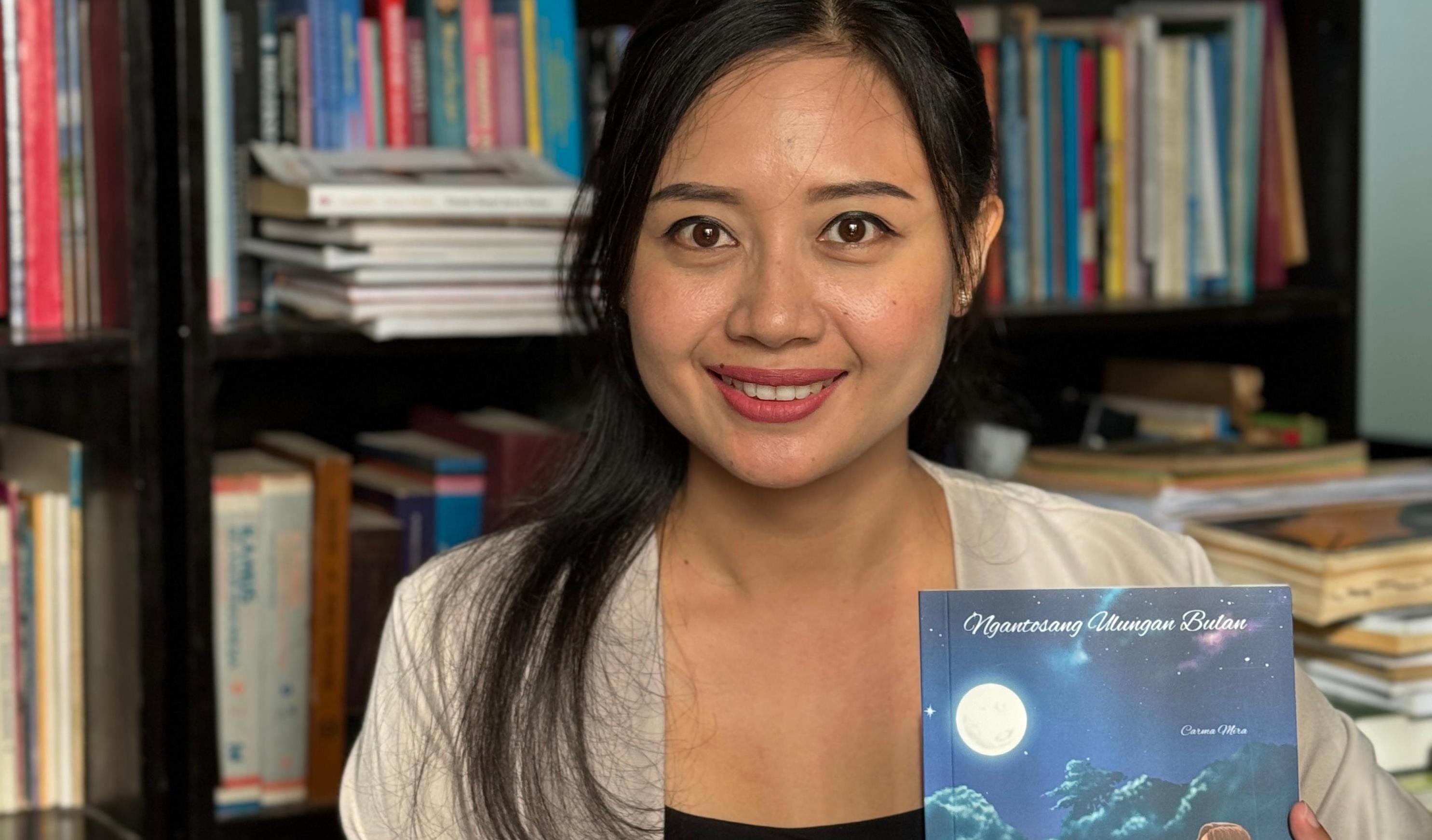 Carma-Mira-dan-buku-Ngantiang-Ulungan-Bulan.jpg