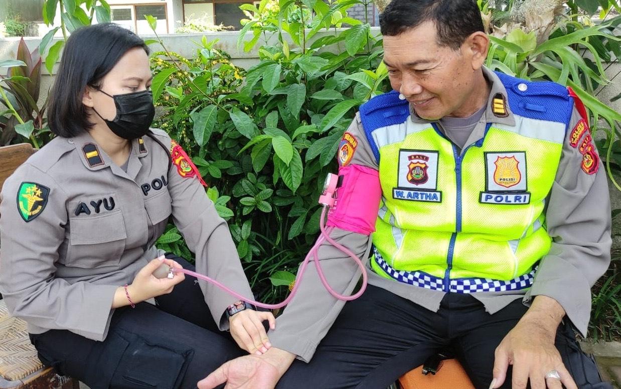 Cek-kesehatan-oleh-tim-dokkes-kepada-personel-di-kantor-penyelenggara-pemilu-2024.jpg