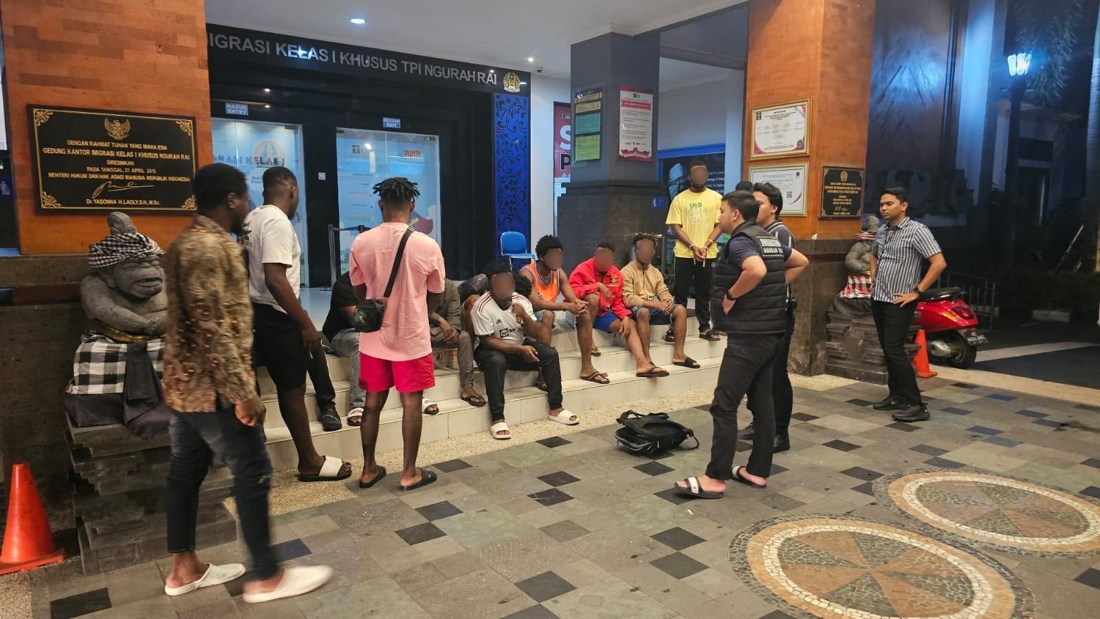 Imigrasi Ngurah Rai Amankan 24 WNA, Tindaklanjuti Pengaduan Masyarakat!