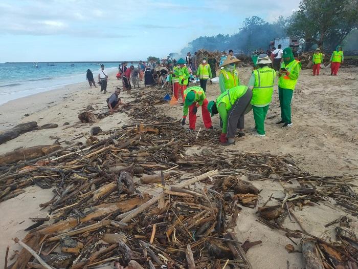 DLHK-Badung-saat-melakukan-pembersihan-sampah-di-pantai-Kuta-pada-Senin-20-Februari-2023.jpg