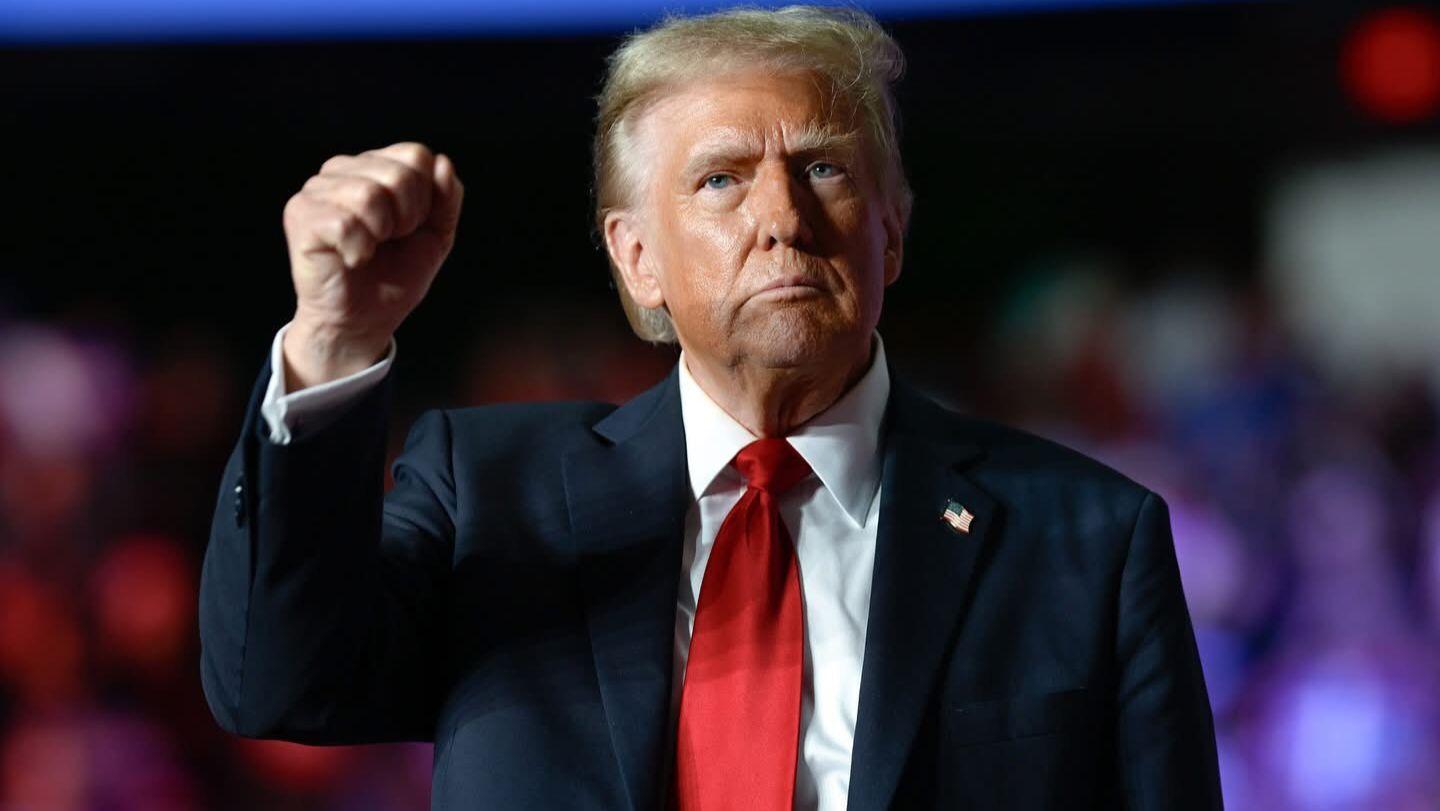 DONALD-TRUMP-Foto-ini-diambil-pada-Senin-4112025-dari-publikasi-resmi-Donald-J-Trump.jpg