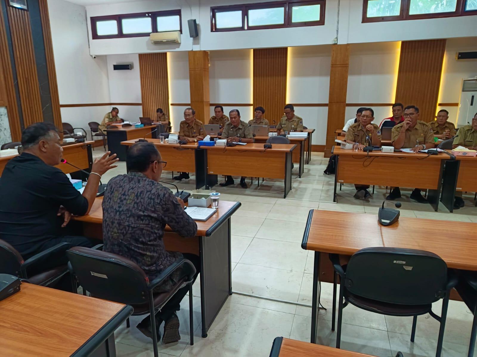 DPRD-Klungkung-bersama-Pemkab-Klungkung-Senin-2622024-menggelar-rapat-koordinasi.jpg