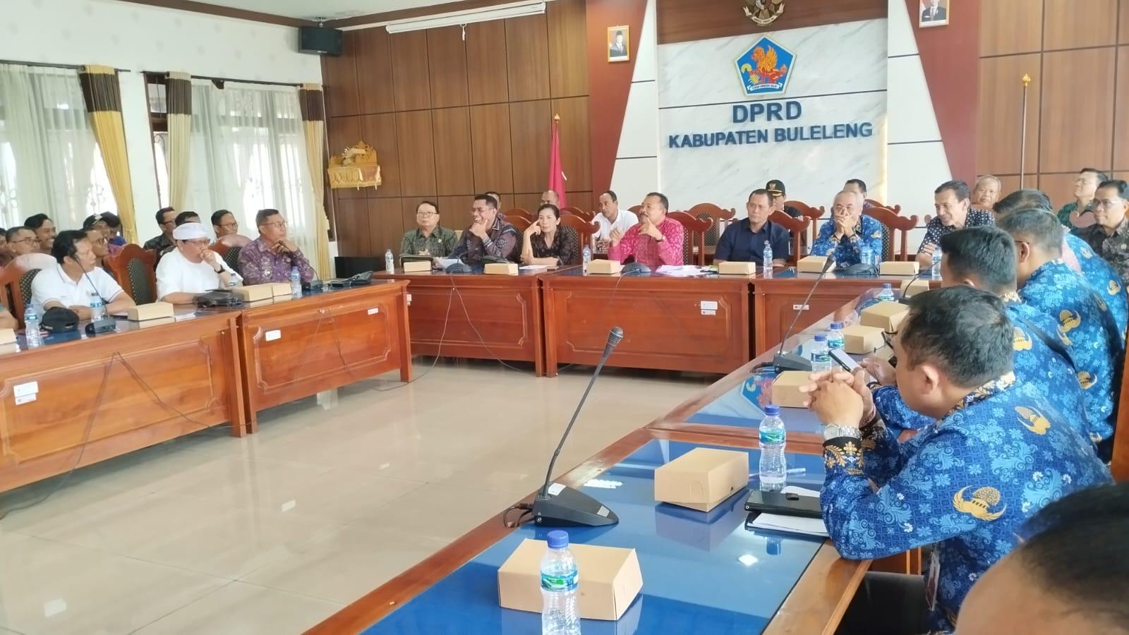 Datangi-DPRD-Buleleng-Ratusan-Kepala-Desa-Minta-Penjelasan.jpg