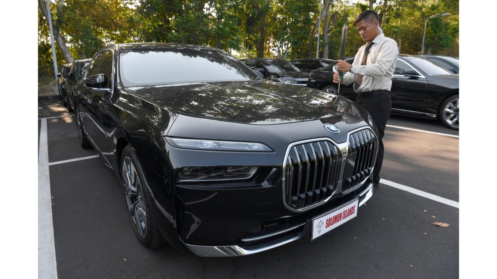 Delegasi-VVIP-KTT-AIS-Forum-Gunakan-Mobil-BMW.jpg