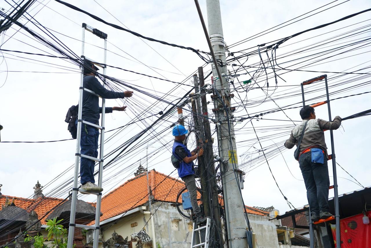 Desa Tegal Harum Bali Tata Kabel Provider di 12 Ruas Jalan, Ditarget Rampung Sebelum Ngerupuk