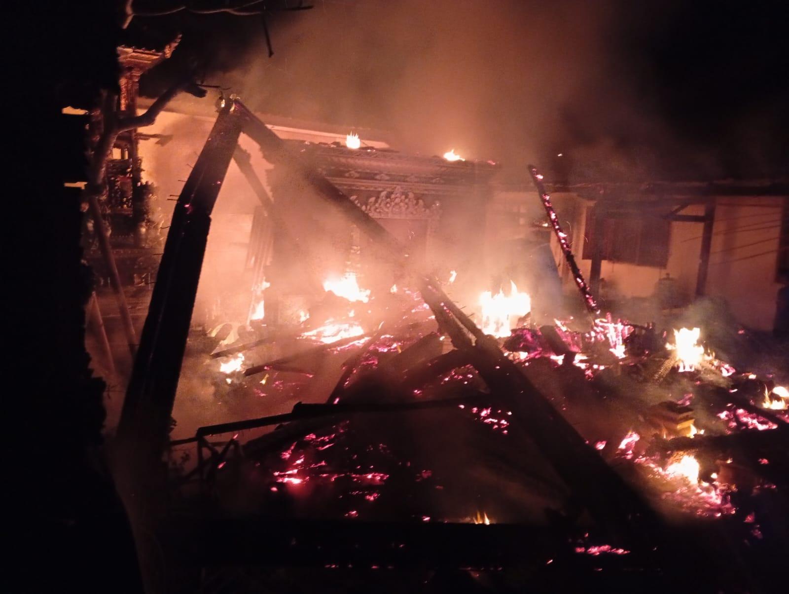 Diduga Dipicu Api Dupa, Bangunan Bale Sari Terbakar di Jembrana Bali, Kerugian Ditaksir Ratusan Juta - Tribun-bali.com