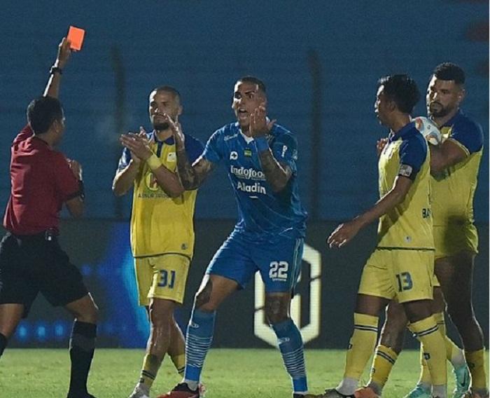 Dikartu Merah Wasit, Alberto Rodriguez Singgung Soal Ketidakadilan, Absen di Laga Persib vs PSIS