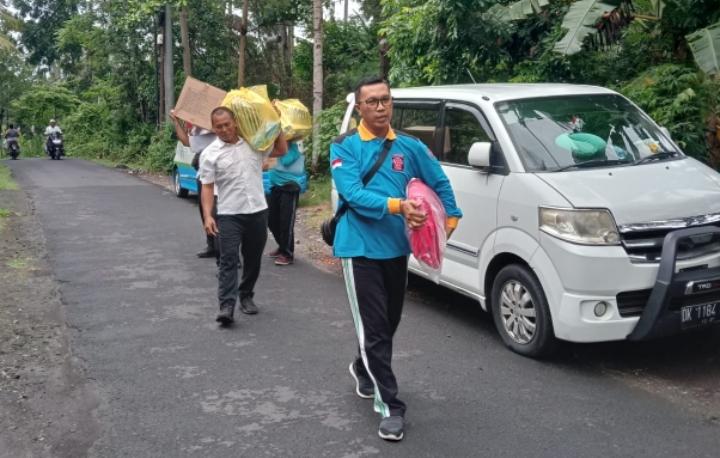 Dinsos-Salurkan-Bantuan-Sembako-Untuk-Korban-Longsor-di-Klungkung.jpg