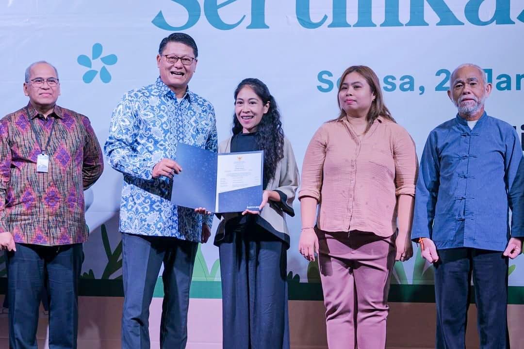 Direktur-BCA-John-Kosasih-kedua-kiri-menyerahkan-sertifikat-halal-kepada-salah-satu-UMKM.jpg