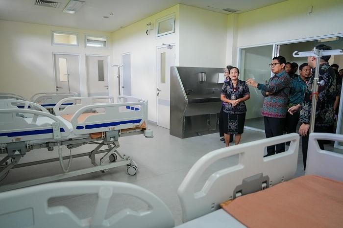 Direktur-RSUD-Giri-Asih-dr-Ni-Luh-Ketut-Ayu-Ratnawati-kiri-mendampingi-Bupati-Badung-wdc.jpg