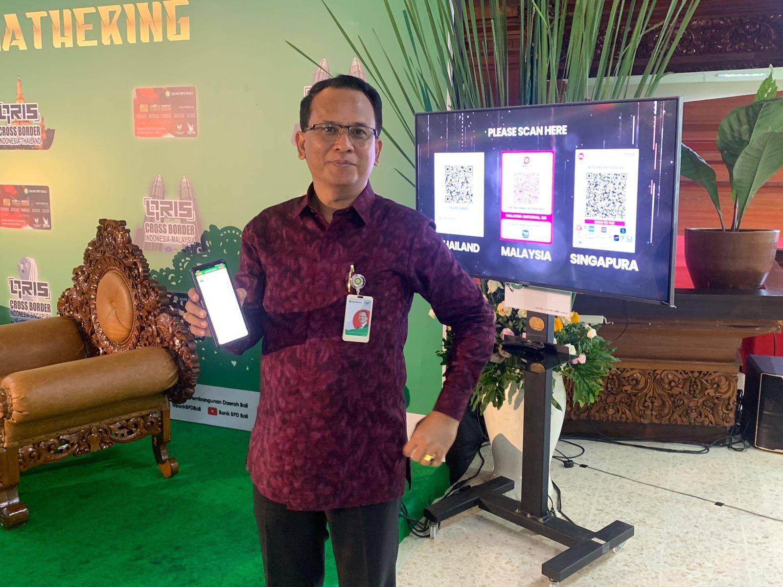 Direktur-Utama-BPD-Bali-I-Nyoman-Sudharma-saat-menunjukkan-QRIS-Cross.jpg