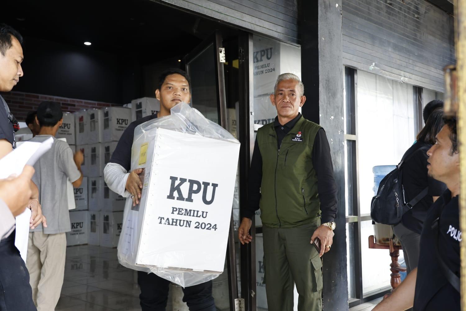 Distribusi-Logistik-Pemilu-oleh-KPU-Tabanan.jpg