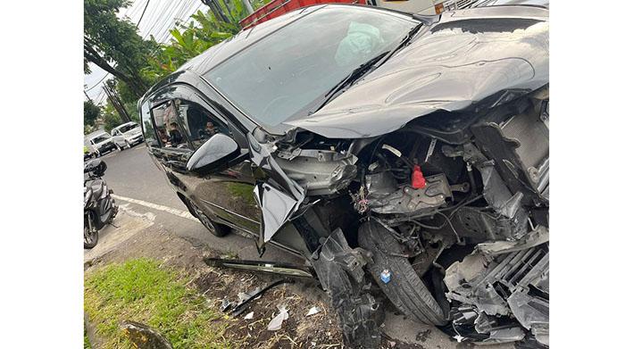 Dua-kendaraan-yang-terlibat-kecelakaan-di-Baturiti-Tabanan-785.jpg