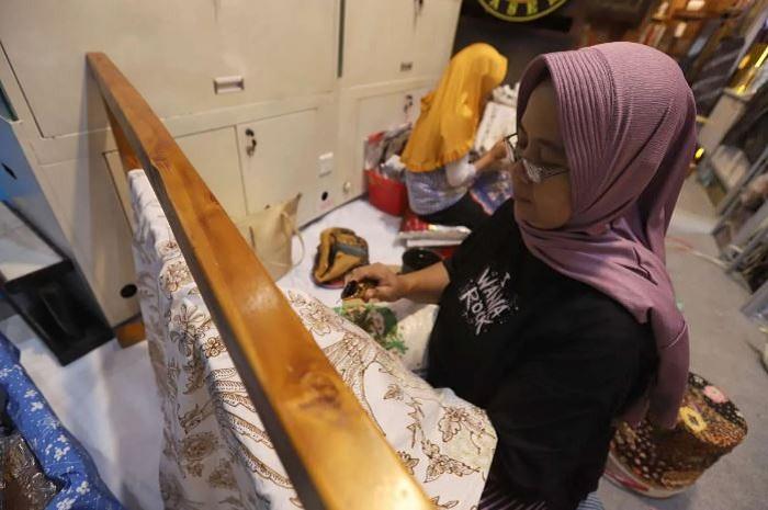 Dua-orang-ibu-membatik-di-sebuah-stand-peserta-pameran.jpg
