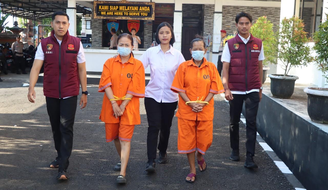 Dua-tersangka-korupsi-di-LPD-Beluhu-Desa-Tulamben-saat-akan-ditahan-di-Polres-Karangasem.jpg