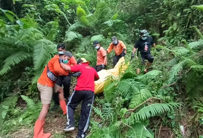 EVAKUASI-Petugas-gabungan-saat-mengevakuasi-jasad.jpg