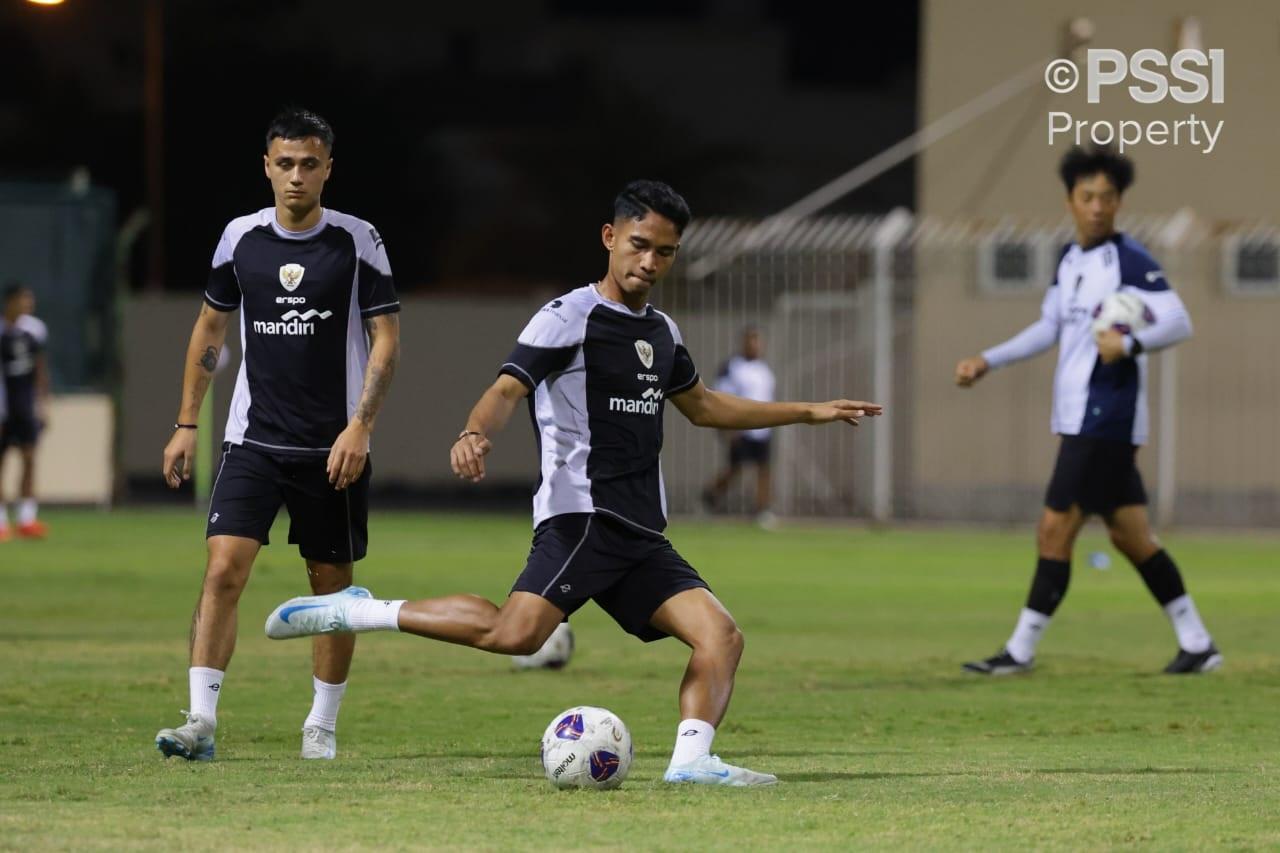 Eliano-Reijnders-bersama-Marselino-Ferdinan-ikut-dalam-sesi-latihan-Timnas-Indonesia.jpg