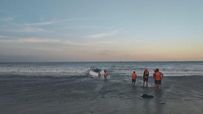 Evakuasi-speed-boat-Dolpin-II-yang-terbalik-di-Pelabuhan-Sanur-963.jpg