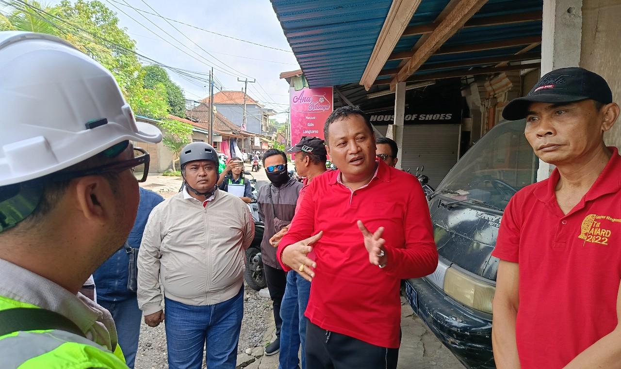 Bupati Mahayastra Turun ke Lapangan, Pastikan Perbaikan Jalan di Gianyar Sesuai Target