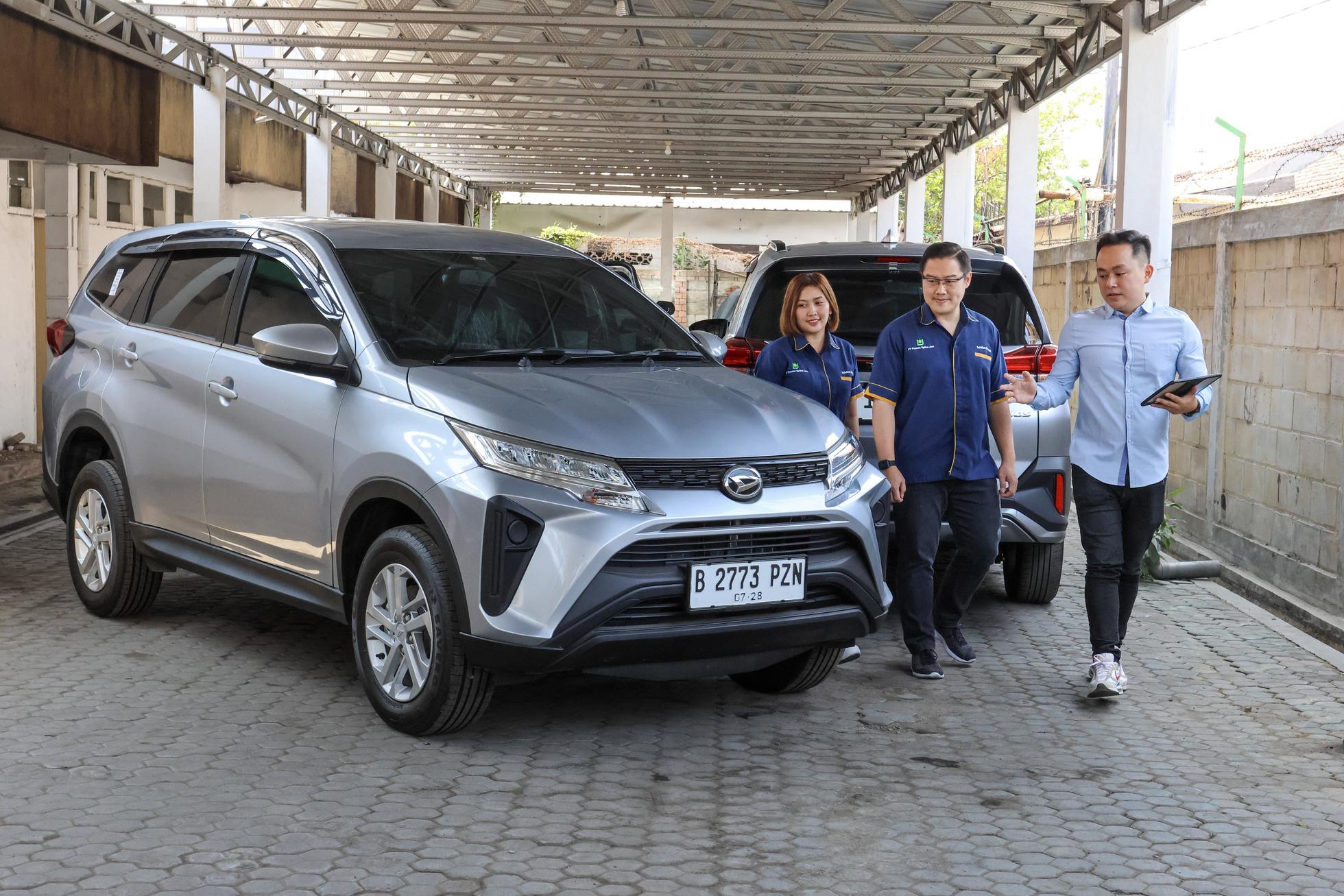 Fitur-terbaru-Person-in-Charge-Astra-Daihatsu-Sidoarjo-Randy-Pranata-kanan.jpg