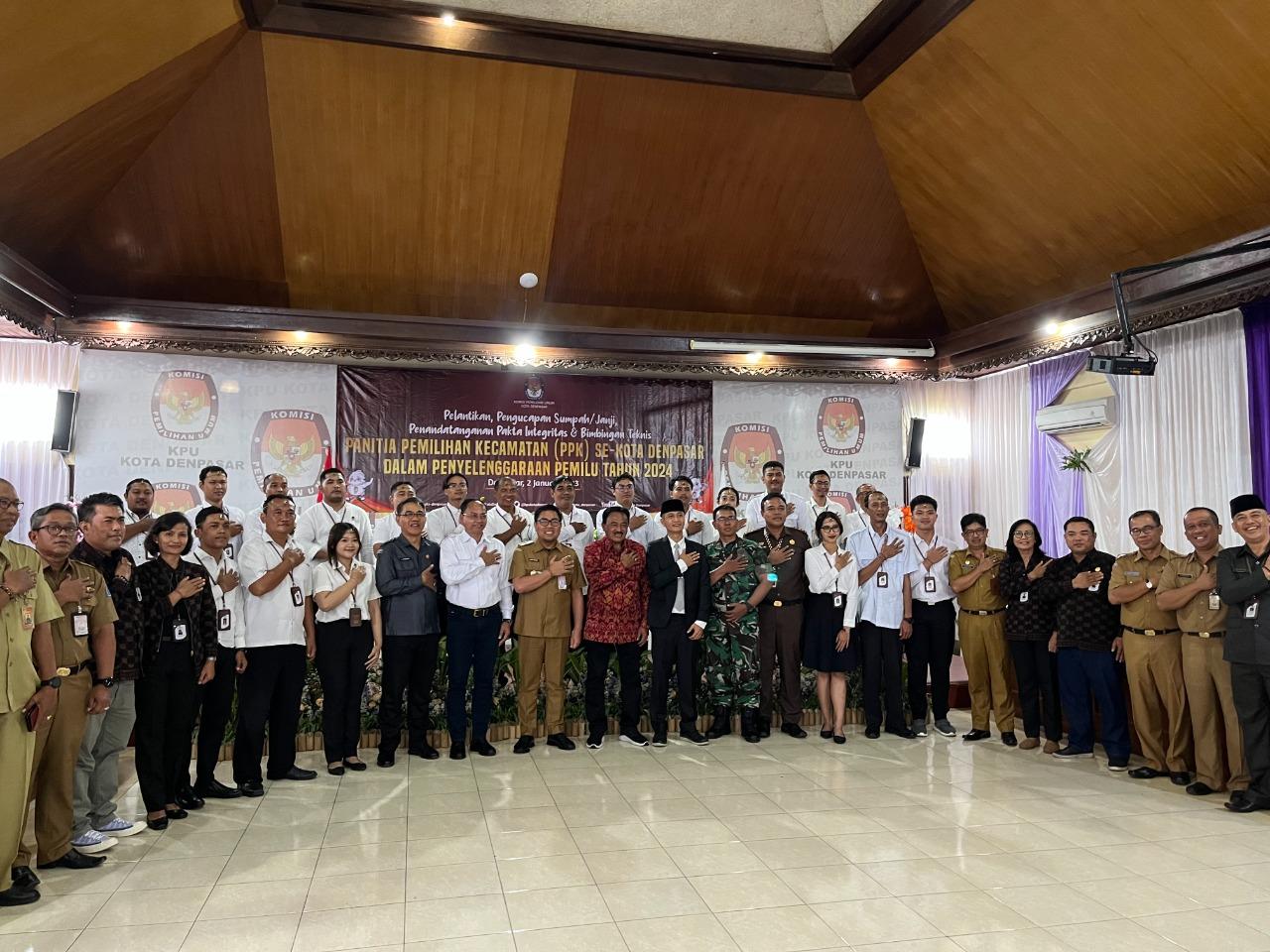 Foto-bersama-antara-PPK-Kota-Denpasar-KPU-Denpasar-dan-sejumlah-undangan-usai-pelantikan-PPK.jpg